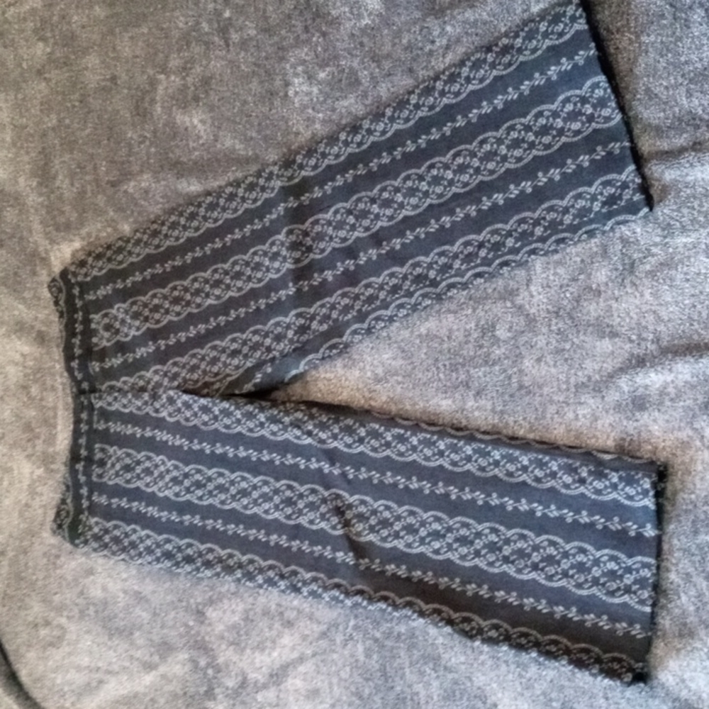 Harold's lace pattern pleated back pants